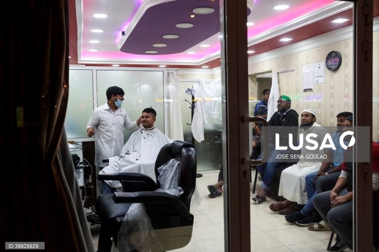 Imigrantes no Qatar seguem o mundial 2022, nas ruas de Doha. Mais de 6500 trabalhadores da Índia, Paquistão, Nepal, Bangladesh e Sri Lanka morreram no Qatar para receber o campeonato do mundo de futebol de 2022.