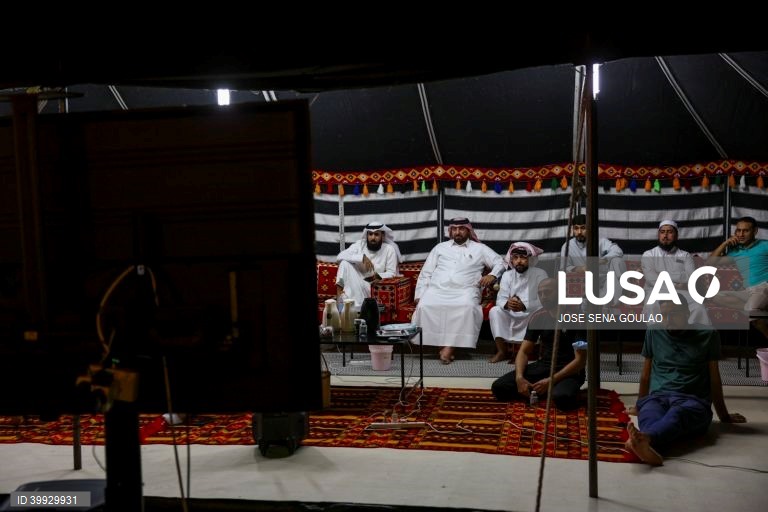 Imigrantes no Qatar seguem o mundial 2022, nas ruas de Doha. Mais de 6500 trabalhadores da Índia, Paquistão, Nepal, Bangladesh e Sri Lanka morreram no Qatar para receber o campeonato do mundo de futebol de 2022.