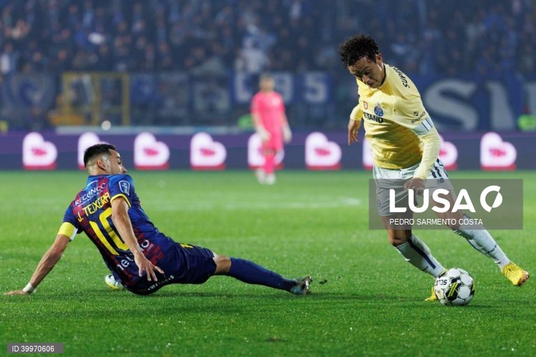 O jogador do Desportivo de Chaves, João Teixeira (E), disputa a bola com o jogador do FC Porto, Pepê, durante o jogo da Taça da Liga de futebol, fase de grupos, 4.ª jornada, realizado no Estádio Municipal Engº Manuel Branco Teixeira em Chaves,  8 de dezembro de 2022. PEDRO SARMENTO COSTA/LUSA
