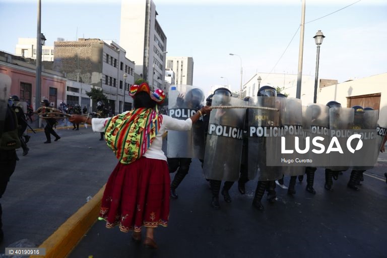 Peru: Uma nova onda de protestos contra o Governo toma as ruas de Lima