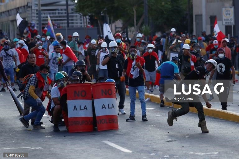 Peru: Uma nova onda de protestos contra o Governo toma as ruas de Lima