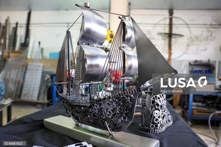 Peças de artesanato feitas pelo serralheiro, José António Antunes, que faz artesanato em ferro usando peças recolhidas em sucatas e oficinas, como rolamentos, carretos, porcas, correntes e molas, em Nandufe, Tondela, 13 de março de 2023. (ACOMPANHA TEXTO DE 19 DE MARÇO DE 2023). PAULO NOVAIS/LUSA