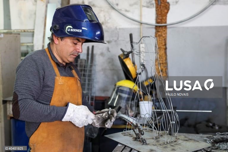 O serralheiro José António Antunes, trabalha na sua oficina onde  faz artesasnato em ferro usando peças recolhidas em sucatas e oficinas, como rolamentos, carretos, porcas, correntes e molas, em Nandufe, Tondela, 13 de março de 2023. (ACOMPANHA TEXTO DE 19 DE MARÇO DE 2023). PAULO NOVAIS/LUSA