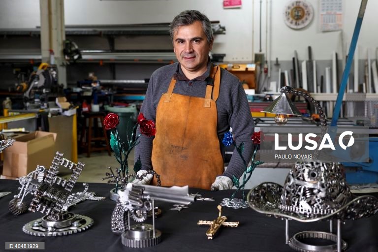 O serralheiro, José António Antunes, com várias esculturas que fez em ferro usando peças recolhidas em sucatas e oficinas, como rolamentos, carretos, porcas, correntes e molas, em Nandufe, Tondela, 13 de março de 2023. (ACOMPANHA TEXTO DE 19 DE MARÇO DE 2023). PAULO NOVAIS/LUSA