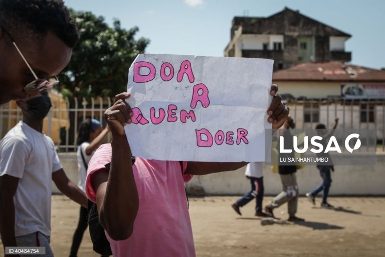 A polícia moçambicana está a dispersar com gás lacrimogéneo uma marcha em Maputo de homenagem ao 'rapper' de intervenção social Azagaia, que morreu há uma semana vítima de doença, Moçambique, 18 de março de 2023. Os organizadores da marcha pacífica em homenagem ao ‘rapper’ Azagaia, hoje reprimida pela polícia moçambicana com gás lacrimogéneo, em Maputo, dizem que a ação das autoridades é prova de que a Constituição não funciona no país. LUÍSA NHANTUMBO /LUSA