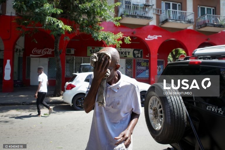 A polícia moçambicana está a dispersar com gás lacrimogéneo uma marcha em Maputo de homenagem ao 'rapper' de intervenção social Azagaia, que morreu há uma semana vítima de doença, Moçambique, 18 de março de 2023. Os organizadores da marcha pacífica em homenagem ao ‘rapper’ Azagaia, hoje reprimida pela polícia moçambicana com gás lacrimogéneo, em Maputo, dizem que a ação das autoridades é prova de que a Constituição não funciona no país. LUÍSA NHANTUMBO /LUSA