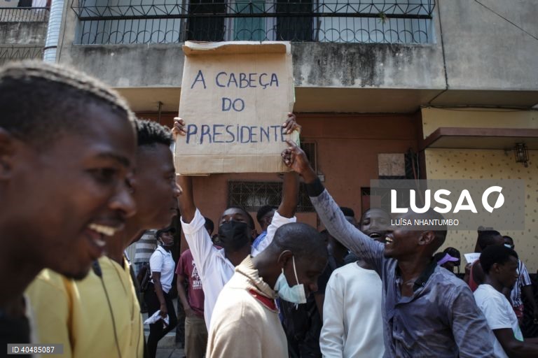 Demonstrators display a sign reading "the president's head" during a demonstration, 18 March 2023.Mozambican police are dispersing with tear gas a march in Maputo in honor of the social intervention 'rapper' Azagaia, who died a week ago from illness, Mozambique.. The organizers of the peaceful march in honor of the 'rapper' Azagaia, today repressed by the Mozambican police with tear gas in Maputo, say that the action of the authorities is proof that the Constitution does not work in the...