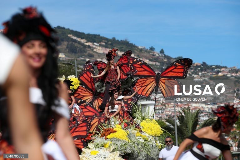 Cortejo alegórico da Festa da Flor esta tarde onde 1700 figurantes divididos em 13 grupos desfilaram na baixa funchalense, no Funchal, 30 de abril de 2023. HOMEM DE GOUVEIA/LUSA