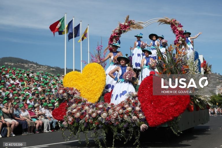 Cortejo alegórico da Festa da Flor esta tarde onde 1700 figurantes divididos em 13 grupos desfilaram na baixa funchalense, no Funchal, 30 de abril de 2023. HOMEM DE GOUVEIA/LUSA