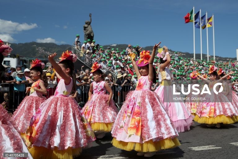 Cortejo alegórico da Festa da Flor esta tarde onde 1700 figurantes divididos em 13 grupos desfilaram na baixa funchalense, no Funchal, 30 de abril de 2023. HOMEM DE GOUVEIA/LUSA