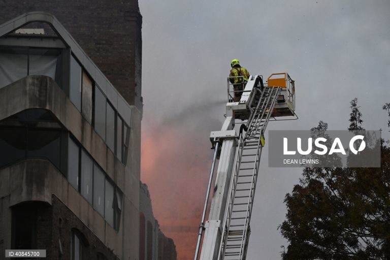 Austrália: incêndio destrói edifício no centro de Sydney