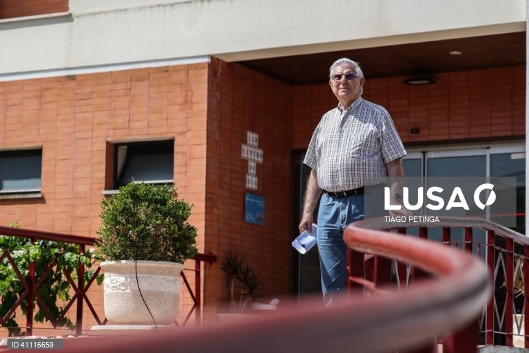 O cónego Francisco Crespo posa em frente ao Centro Social e Paroquial São Vicente de Paulo, no bairro da Serafina em Lisboa. O Centro Social e Paroquial, será visitado pelo Papa durante as Jornadas Mundiais da Juventude, 29 de junho de 2023. (ACOMPANHA TEXTO DA LUSA DE 2 DE JULHO) TIAGO PETINGA/LUSA