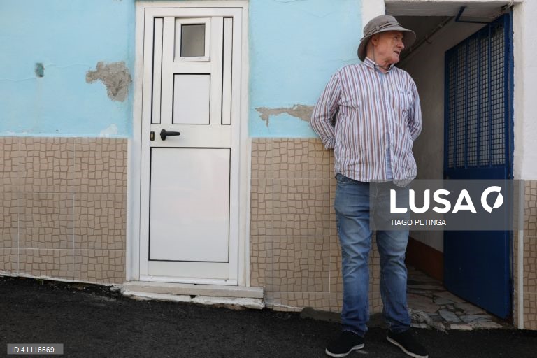 Adriano Almeida, de 67 anos, numa das ruas no bairro da Serafina em Lisboa. O Centro Social e Paroquial São Vicente de Paulo, será visitado pelo Papa durante as Jornadas Mundiais da Juventude, 29 de junho de 2023. (ACOMPANHA TEXTO DA LUSA DE 2 DE JULHO) TIAGO PETINGA/LUSA
