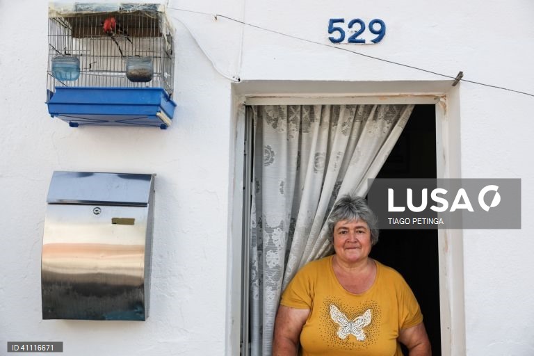 Uma moradora do bairro da Serafina posa para a fotografia numa das ruas em Lisboa. O Centro Social e Paroquial São Vicente de Paulo no bairro da Serafina em Lisboa, será visitado pelo Papa durante as Jornadas Mundiais da Juventude, 29 de junho de 2023. (ACOMPANHA TEXTO DA LUSA DE 2 DE JULHO) TIAGO PETINGA/LUSA
