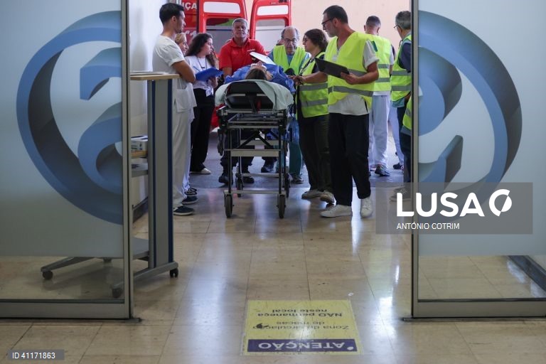 Simulacro de exercício para simular ocorrência de um grande acidente durante a Jornada Mundial da Juventude (JMJ), e que decorreu no Hospital de São José, em Lisboa, 11 de julho de 2023. Um acidente que envolveu um autocarro de peregrinos e provocou dezenas de feridos foi hoje o cenário de um exercício para testar a capacidade de resposta do Hospital de São José, em Lisboa, durante a Jornada Mundial da Juventude. ANTÓNIO COTRIM/LUSA