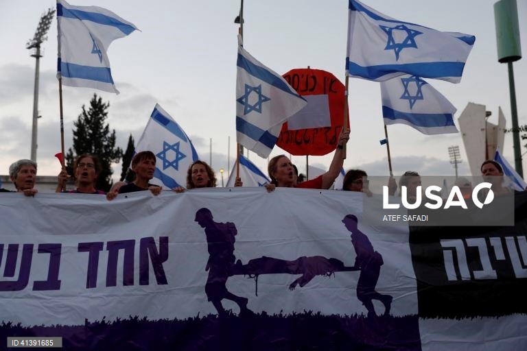 Israel: Mulheres protestam na cidade ortodoxa Bnei Brak contra a reforma judicial do governo