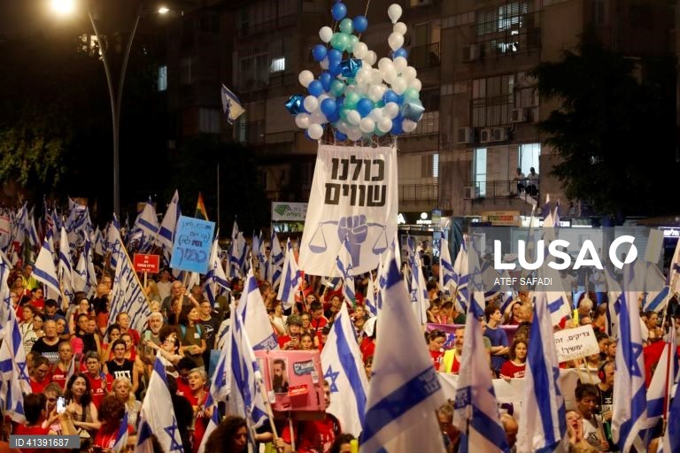 Israel: Mulheres protestam na cidade ortodoxa Bnei Brak contra a reforma judicial do governo