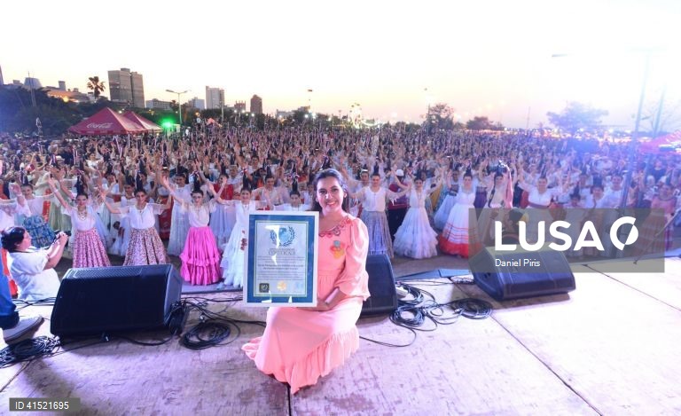 Um baile com mais de 500 "mulheres porta-garrafas" dá ao Paraguai um recorde mundial.