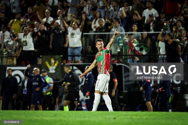 O jogador do Estrela da Amadora, Jean Filipe, festeja após marcar um golo contra o Sporting de Braga durante o jogo da I Liga de futebol, 7.ª jornada, realizado no Estádio José Gomes, Amadora, 28 de setembro de 2023. JOSÉ SENA GOULÃO/LUSA