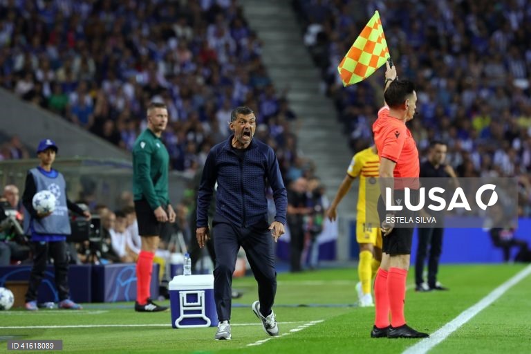 FC Porto head-coach, Sergio Conceicao (C), reacts during the UEFA Champions League Group H soccer match, FC Porto vs FC Barcelona, at Dragao stadium, Porto, Portugal, 04 october 2023. ESTELA SILVA/LUSA