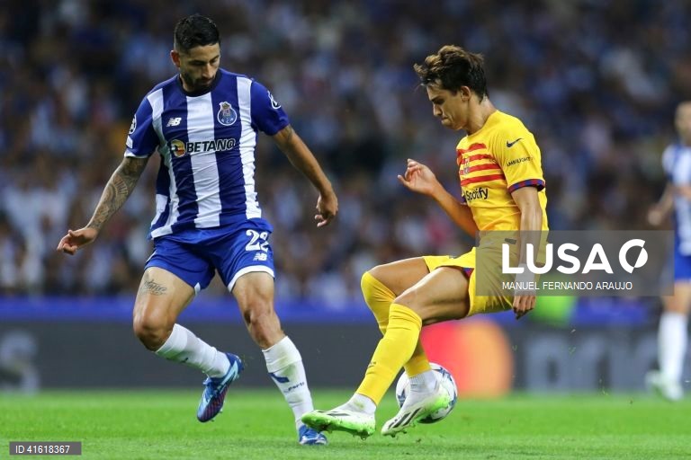 FC Porto’s Varela (L) in action against FC Barcelona’s João Félix (R) during the UEFA Champions League Group H soccer match, at Dragao stadium, Porto, Portugal, 4th October 2023, MANUEL FERNANDO ARAUJO/LUSA