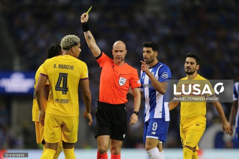Referee Anthony Taylor (2nd L) shows the red card to Fc Barcelona’s Kounde (L) during the UEFA Champions League Group H soccer match, FC Porto vs FC Barcelona, at Dragão stadium, Porto, Portugal, 4th October 2023, MANUEL FERNANDO ARAUJO/LUSA
