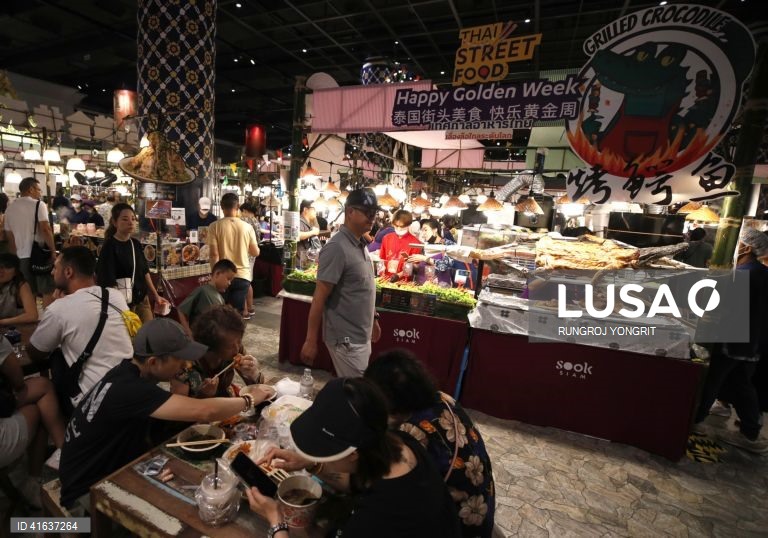 Vendedores de comida tailandesa vendem carne de crocodilo grelhada no mercado de rua em Banguecoque, Tailândia. A carne de crocodilo tem sido considerada uma carne nutricional altamente saudável, com menos gordura, baixo teor de colesterol e maior teor de proteínas do que a carne de porco ou de frango, com benefícios para a saúde do coração e para a circulação sanguínea.