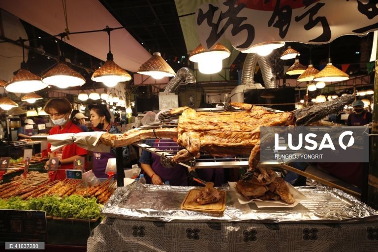 Vendedores de comida tailandesa vendem carne de crocodilo grelhada no mercado de rua em Banguecoque, Tailândia. A carne de crocodilo tem sido considerada uma carne nutricional altamente saudável, com menos gordura, baixo teor de colesterol e maior teor de proteínas do que a carne de porco ou de frango, com benefícios para a saúde do coração e para a circulação sanguínea.
