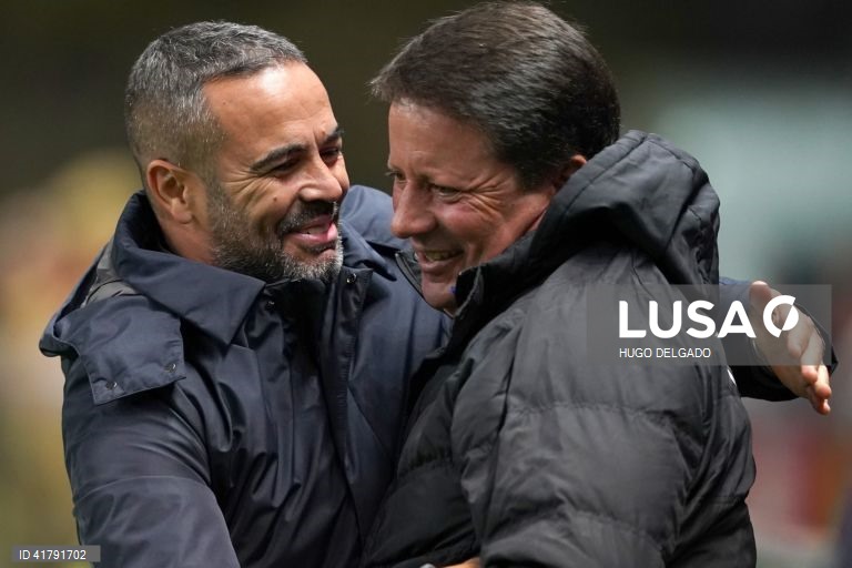 O treinador do Sporting de Braga, Artur Jorge (E), cumprimenta o treinador do Portimonense, Paulo Sérgio, durante o jogo da 10ª jornada da I Liga de futebol, realizado no Estádio Municipal de Braga, 4 de novembro de 2023. HUGO DELGADO/LUSA
