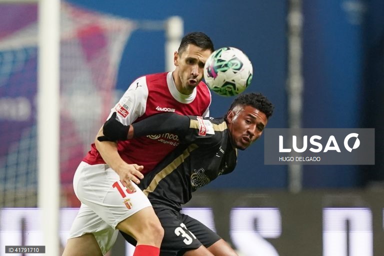 O jogador do Sporting de Braga, Paulo Oliveira (E), disputa a bola com jogador do Portimonense, Rildo Filho, durante o jogo da 10ª jornada da I Liga de futebol, realizado no Estádio Municipal de Braga, 4 de novembro de 2023. HUGO DELGADO/LUSA
