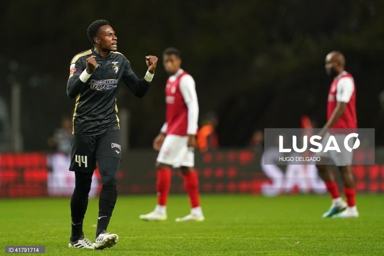 O jogador do Portimonense, Pedrão, festeja após marcar um golo contra o Sporting de Braga durante o jogo da 10ª jornada da I Liga de futebol, realizado no Estádio Municipal de Braga, 4 de novembro de 2023. HUGO DELGADO/LUSA
