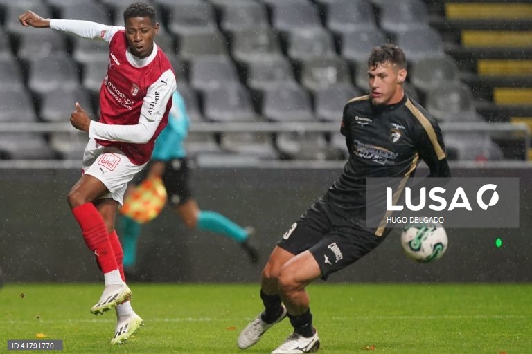 O jogador do Sporting de Braga, Simon Banza (E), disputa a bola com jogador do Portimonense, Alemão, durante o jogo da 10ª jornada da I Liga de futebol, realizado no Estádio Municipal de Braga, 4 de novembro de 2023. HUGO DELGADO/LUSA
