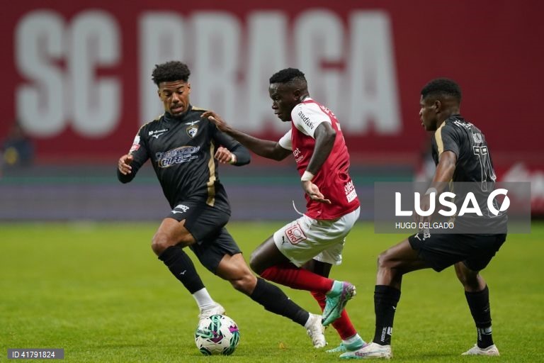 O jogador do Sporting de Braga, Bruma (C), disputa a bola com os jogadores do Portimonense, Jasper e Varela, durante o jogo da 10ª jornada da I Liga de futebol, realizado no Estádio Municipal de Braga, 4 de novembro de 2023. HUGO DELGADO/LUSA
