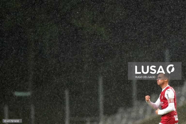 O jogador do Sporting de Braga, Ricardo Horta, festeja após marcar um golo contra o Portimonense durante o jogo da 10ª jornada da I Liga de futebol, realizado no Estádio Municipal de Braga, 4 de novembro de 2023. HUGO DELGADO/LUSA
