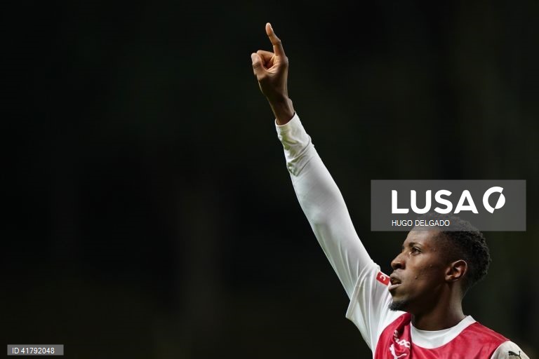 O jogador do Sporting de Braga, Simon Banza, festeja após marcar um golo contra o Portimonense durante o jogo da 10ª jornada da I Liga de futebol, realizado no Estádio Municipal de Braga, 4 de novembro de 2023. HUGO DELGADO/LUSA
