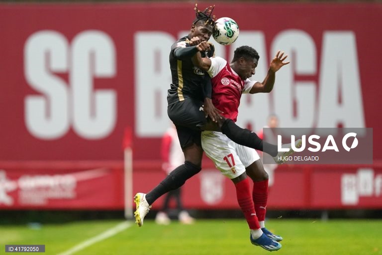 O jogador do Sporting de Braga, Gonçalo Costa (D), disputa a bola com o jogador do Portimonense, Joe Mendes, durante o jogo da 10ª jornada da I Liga de futebol, realizado no Estádio Municipal de Braga, 4 de novembro de 2023. HUGO DELGADO/LUSA
