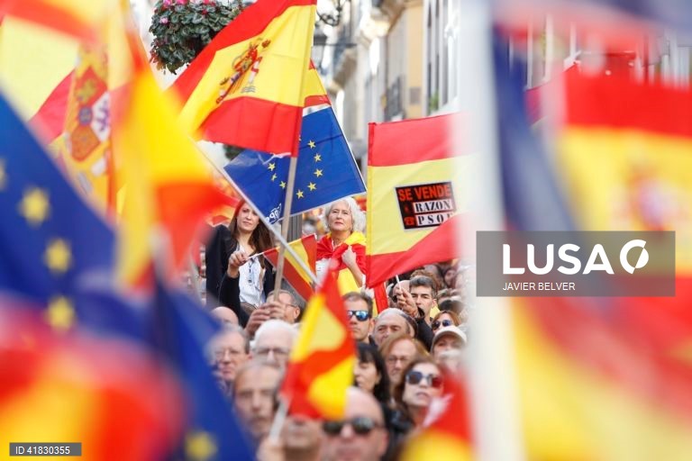 Espanha: Manifestações contra projeto de amnistia do partido socialista espanhol (PSOE) para separatistas catalães