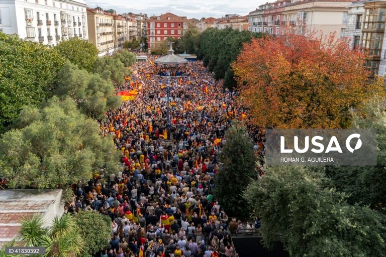 Espanha: Manifestações contra projeto de amnistia do partido socialista espanhol (PSOE) para separatistas catalães
