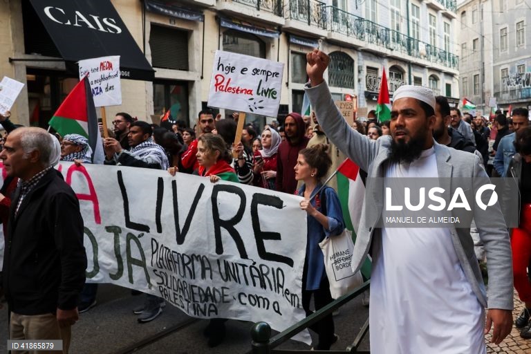 Manifestantes participam na marcha nacional “Fim ao Genocídio. Palestina Livre, já!”, da praça do Município à Assembleia da República, convocada pelo Coletivo pela Libertação da Palestina, em Lisboa, 18 de novembro de 2023. MANUEL DE ALMEIDA/LUSA

