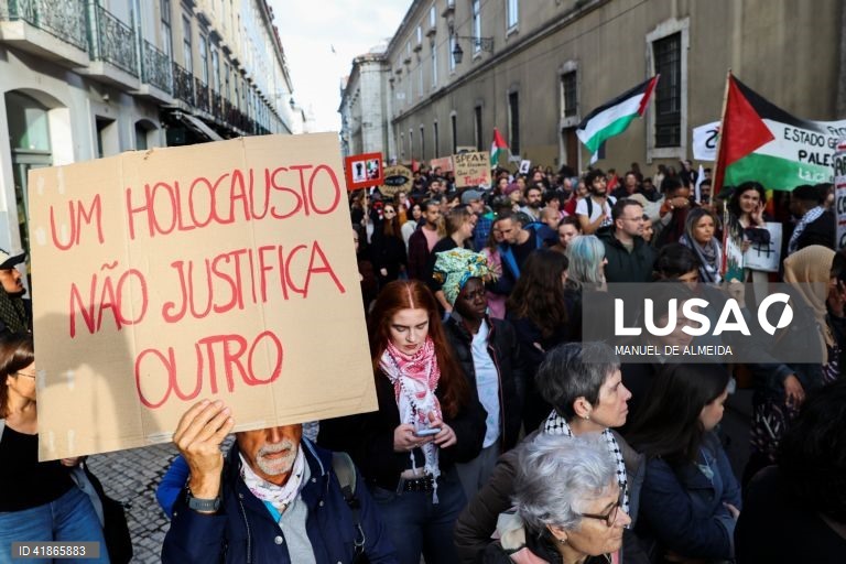 Manifestantes participam na marcha nacional “Fim ao Genocídio. Palestina Livre, já!”, da praça do Município à Assembleia da República, convocada pelo Coletivo pela Libertação da Palestina, em Lisboa, 18 de novembro de 2023. MANUEL DE ALMEIDA/LUSA


