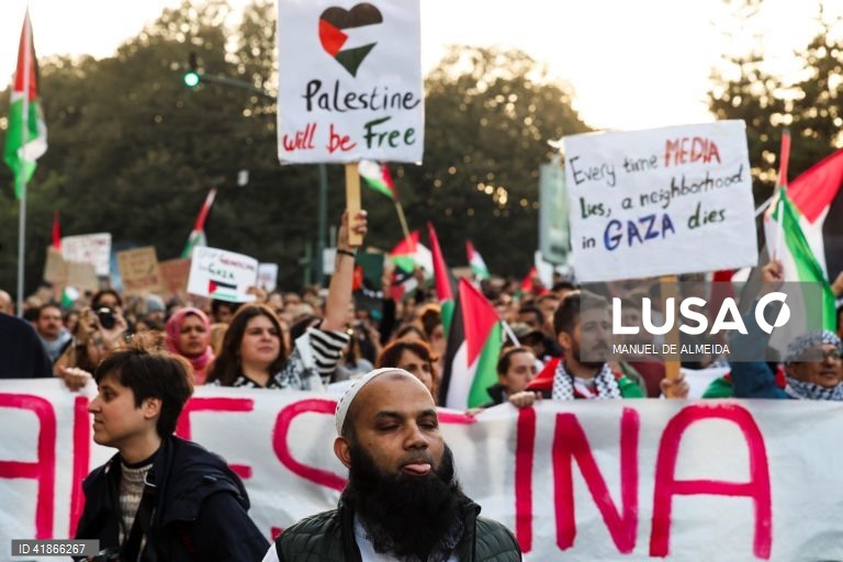 Manifestantes participam na marcha nacional “Fim ao Genocídio. Palestina Livre, já!”, da praça do Município à Assembleia da República, convocada pelo Coletivo pela Libertação da Palestina, em Lisboa, 18 de novembro de 2023. MANUEL DE ALMEIDA/LUSA

