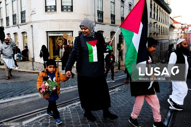 Manifestantes participam na marcha nacional “Fim ao Genocídio. Palestina Livre, já!”, da praça do Município à Assembleia da República, convocada pelo Coletivo pela Libertação da Palestina, em Lisboa, 18 de novembro de 2023. MANUEL DE ALMEIDA/LUSA

