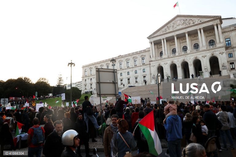 Manifestantes participam na marcha nacional “Fim ao Genocídio. Palestina Livre, já!”, da praça do Município à Assembleia da República, convocada pelo Coletivo pela Libertação da Palestina, em Lisboa, 18 de novembro de 2023. MANUEL DE ALMEIDA/LUSA


