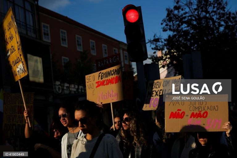 Manifestantes gritam palavras de ordem durante uma manifestação comemorativa do Dia Internacional para a Eliminação da Violência contra as Mulheres, num percurso entre o Largo do Intendente e o Rossio, em Lisboa, 25 de novembro de 2023. JOSÉ SENA GOULÃO/LUSA
