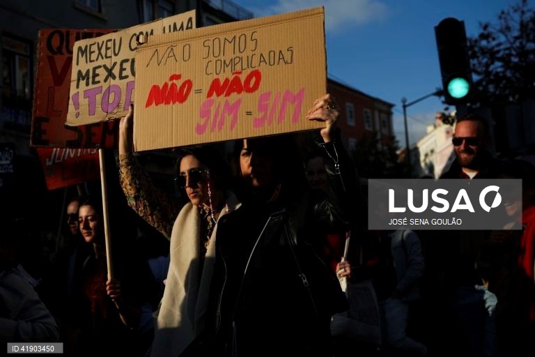 Manifestantes gritam palavras de ordem durante uma manifestação comemorativa do Dia Internacional para a Eliminação da Violência contra as Mulheres, num percurso entre o Largo do Intendente e o Rossio, em Lisboa, 25 de novembro de 2023. JOSÉ SENA GOULÃO/LUSA
