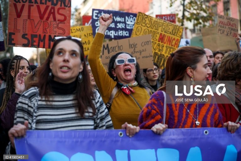 Manifestantes gritam palavras de ordem durante uma manifestação comemorativa do Dia Internacional para a Eliminação da Violência contra as Mulheres, num percurso entre o Largo do Intendente e o Rossio, em Lisboa, 25 de novembro de 2023. JOSÉ SENA GOULÃO/LUSA
