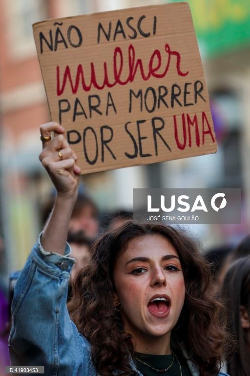 Manifestantes gritam palavras de ordem durante uma manifestação comemorativa do Dia Internacional para a Eliminação da Violência contra as Mulheres, num percurso entre o Largo do Intendente e o Rossio em Lisboa, 25 de novembro de 2023. JOSÉ SENA GOULÃO/LUSA