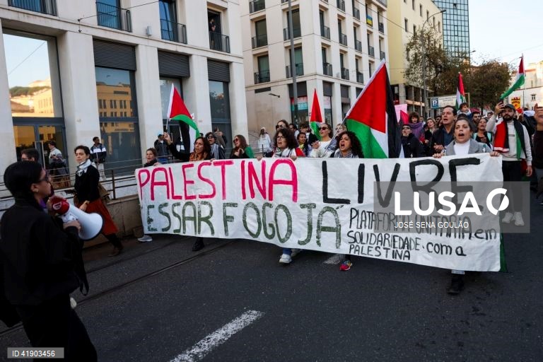 Manifestantes gritam palavras de ordem apelando ao cessar fogo no conflito entre Israel e o Hamas durante uma manifestação comemorativa do Dia Internacional para a Eliminação da Violência contra as Mulheres, num percurso entre o Largo do Intendente e o Rossio em Lisboa, 25 de novembro de 2023. JOSÉ SENA GOULÃO/LUSA