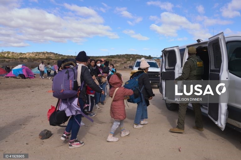 EUA: Migrantes esperam na fronteira entre os EUA e o México.