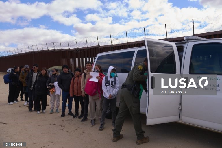 EUA: Migrantes esperam na fronteira entre os EUA e o México.